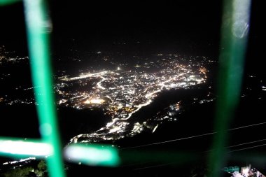 Katra, Jammu ve Kashmir 'deki Vaishno Devi' den sabahın erken saatlerinde görüş: 15 Ekim 2018