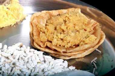 Puri veya Sooji Halwa ile Suji Halwa tabakta
