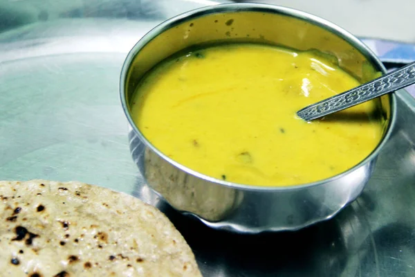 Cucina Indiana Kadhi Curry Vegetariano Base Latticello Farina Ceci Serviti — Foto Stock