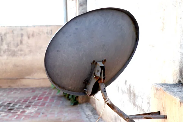 Старе Зображення Іржавої Телевізійної Антени Зображення Супутникової Тарілки — стокове фото