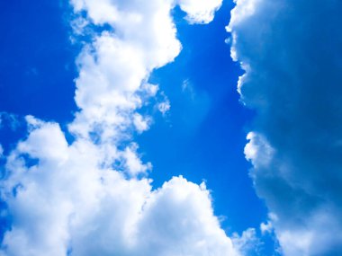 Bulutlu parlak mavi gökyüzü arkaplanı