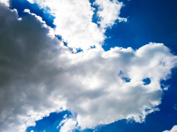 Fundo Céu Azul Brilhante Com Nuvens — Fotografia de Stock