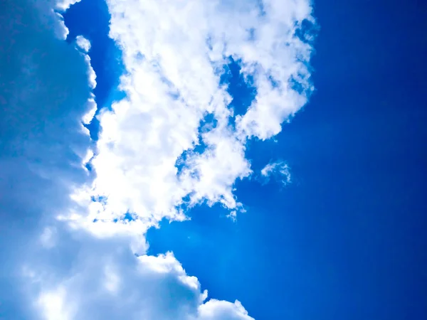 Fundo Céu Azul Brilhante Com Nuvens — Fotografia de Stock