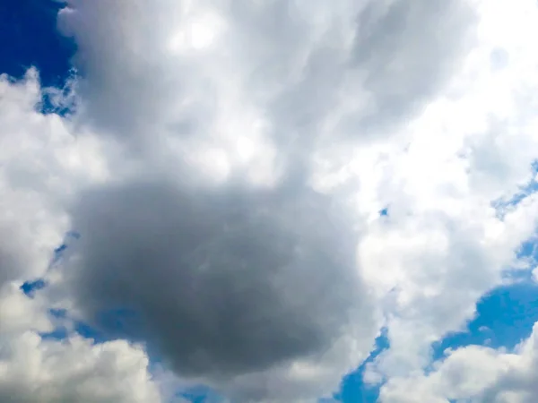 Strahlend Blauer Himmel Hintergrund Mit Wolken — Stockfoto