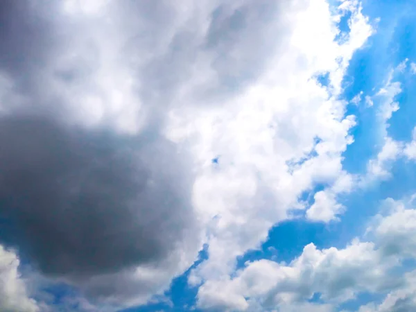 Fundo Céu Azul Brilhante Com Nuvens — Fotografia de Stock