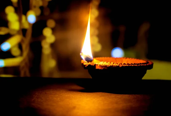 Glad Diwali Lerdiyaljus Tänt Dipavali Hinduisk Ljusfestival Traditionell Oljelampa Mörk — Stockfoto