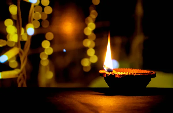 幸せなディワリ ディパヴァリ ライトのヒンズー教の祭りで照らされた粘土のDiyaキャンドル 暗い背景に伝統的なオイルランプ — ストック写真