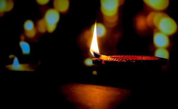 幸せなディワリ ディパヴァリ ライトのヒンズー教の祭りで照らされた粘土のDiyaキャンドル 暗い背景に伝統的なオイルランプ — ストック写真