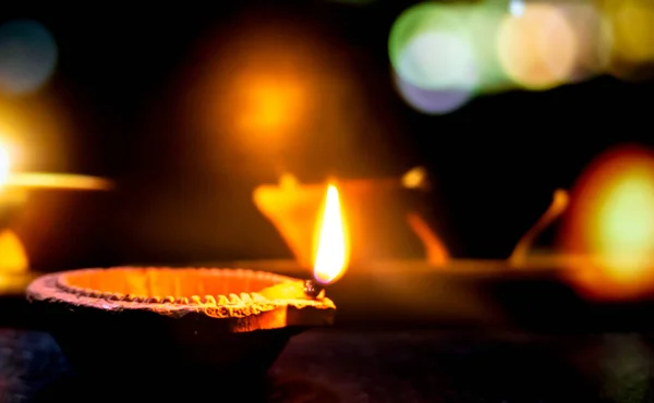 촛불은 힌두교의 축제인 발리에서 타오르고 있었다 어두운 배경에 전통적 기름등 — 스톡 사진