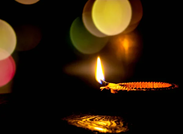 ディワリ ライトのヒンズー教の祭り ディープワリで照らされたクレイ ディヤ キャンドル 暗い背景に伝統的なオイルランプ コピースペース — ストック写真