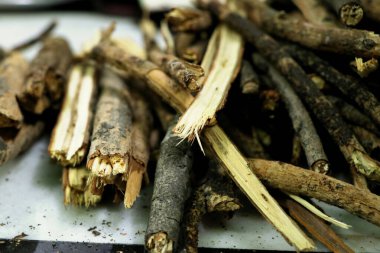 Geleneksel Ayurvedic tıp ve doğal ilaçlarda kullanılan kurutulmuş bitkisel çubukların yakın çekimi