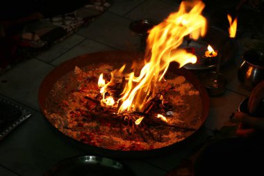 Kutsal bir ateşin (Havan Kund) bir Hindu puja ayini sırasında parlak alevlerle yakılması.
