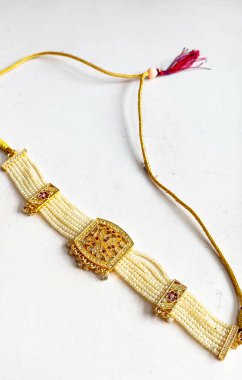 Zarif geleneksel mücevher seti. Süslü altın bir kolye, uyumlu küpeler ve bir bilezik içeren inci iplik.