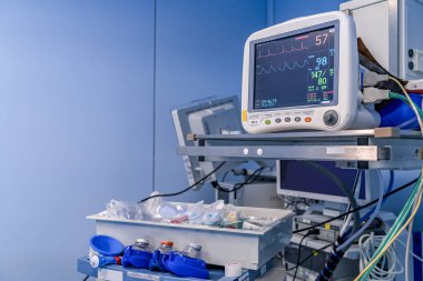 Monitör ve tıbbi makine ameliyathane ekipmanları hastanın vital bulguları gösteren bir LCD ekran.