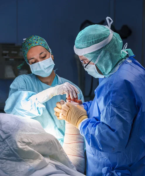 Surgeon Surgical Assistant Nurse Working Operating Room Can See Surgical — Stock Photo, Image