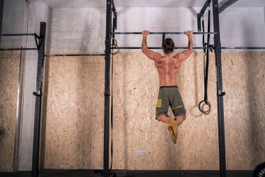 Genç ve güçlü çocuk egzersiz sabit yapıyor. Geri. Arkadan görüntüleyin. Çıplak gövde.