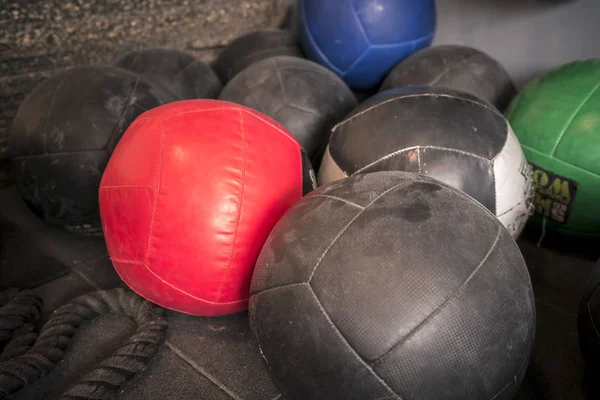 Цветные Мячи Спортзале Сложенные Углу — стоковое фото