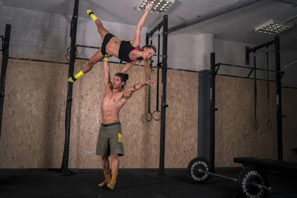 Мужчины Женщины Акробаты Выполняют Гимнастические Упражнения Йоги Тренажерном Зале — стоковое фото