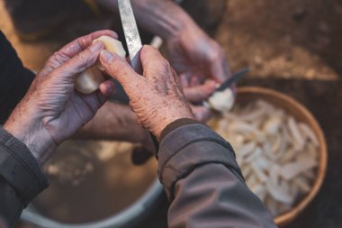 Soyma patates büyük kişinin eller