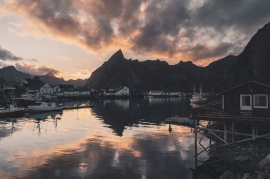Reine Jetty 'de gündoğumu, Norveç