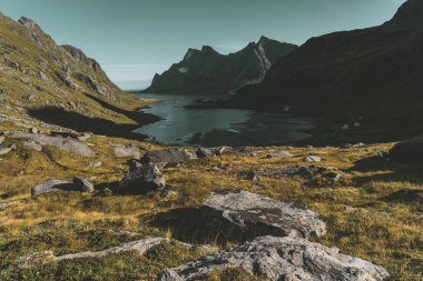 Lofoten Dağları denizde biten