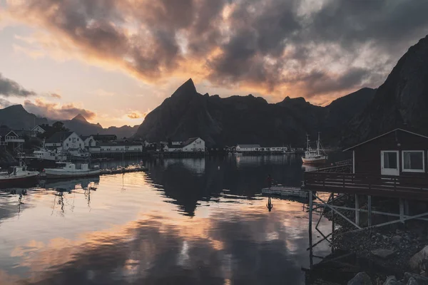 Nascer do sol no molhe Reine, Noruega — Fotografia de Stock