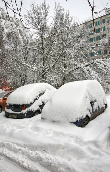 Samochody Śniegu Pod Warstwą Śniegu Zimowe Miejski Scena — Zdjęcie stockowe