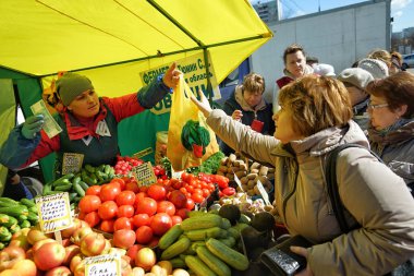 Moskova, Rusya - 10 Nisan 2018: Street sebze otomat. Pazar hafta sonu Moskova.
