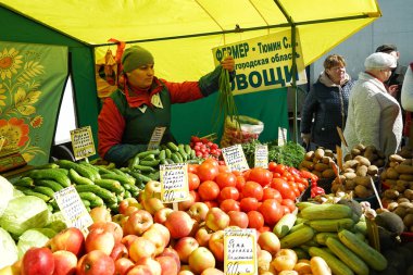 Moskova, Rusya - 10 Nisan 2018: Street sebze otomat. Pazar hafta sonu Moskova.