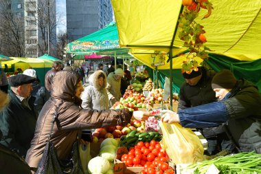 Moskova, Rusya - 10 Nisan 2018: Street sebze otomat. Pazar hafta sonu Moskova.