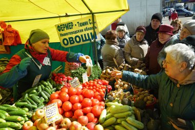Moskova, Rusya - 10 Nisan 2018: Street sebze otomat. Pazar hafta sonu Moskova.