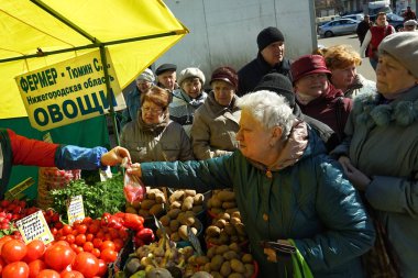 Moskova, Rusya - 10 Nisan 2018: Street sebze otomat. Pazar hafta sonu Moskova.