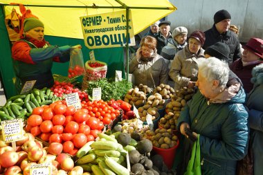 Moskova, Rusya - 10 Nisan 2018: Street sebze otomat. Pazar hafta sonu Moskova.