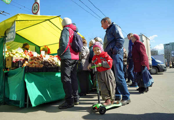 МОСКВА, Россия - 10 апреля 2018 года: Уличная торговля овощами. Рыночные выходные в Москве
.