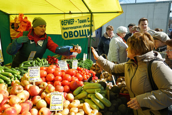 МОСКВА, Россия - 10 апреля 2018 года: Уличная торговля овощами. Рыночные выходные в Москве
.