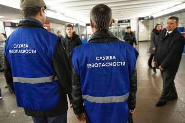 Moskova, Rusya - 01 Nisan 2018: Güvenlik görevlileri metro. Moskova Metro işleyişi.