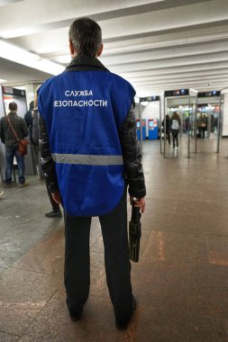 Moskova, Rusya - 01 Nisan 2018: Güvenlik görevlileri metro. Moskova Metro işleyişi.