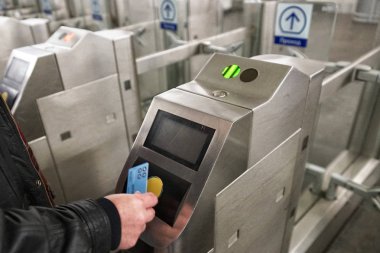 Moskova, Rusya - 01 Nisan 2018: Yolcu turnike geçmek. Moskova Metro işleyişi.