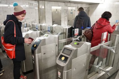 Moskova, Rusya - 01 Nisan 2018: Yolcu turnike geçmek. Moskova Metro işleyişi.