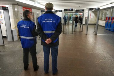 Moskova, Rusya - 01 Nisan 2018: Güvenlik görevlileri metro. Moskova Metro işleyişi.