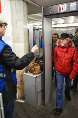 Moskova, Rusya - 01 Nisan 2018: Geçiş metal detektörü çerçeve ile yolcu. Moskova Metro işleyişi.