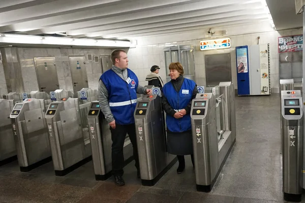 Moscú Rusia Abril 2018 Funcionarios Seguridad Del Metro Funcionamiento Del —  Fotos de Stock