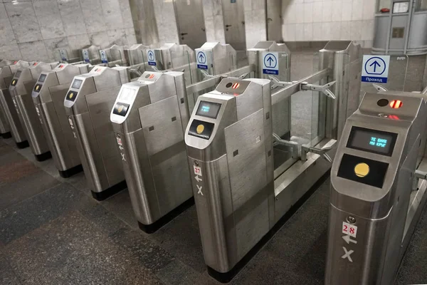 Moskova, Rusya - 01 Nisan 2018: Yolcu turnike geçmek. Moskova Metro işleyişi.
