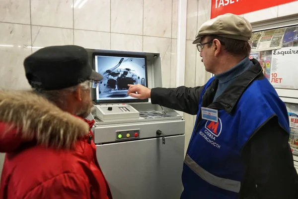 Moscow Rússia Abril 2018 Guardas Segurança Metrô Check Baggage Ray — Fotografia de Stock