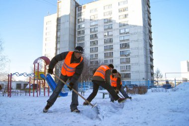 Moskova, Rusya - 25 Ocak 2017: İşçi kar subrug kürek ile komisyon. Şehrin sokaklarında kışın Moskova'da temizlik..