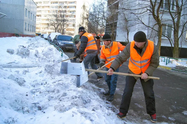 俄罗斯莫斯科 2017年1月25日 工人们用铲子在 Subrug 上耙雪 莫斯科冬季清扫城市街道 — 图库照片