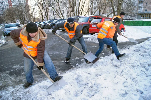 Moskou Rusland Januari 2017 Hark Werknemers Sneeuw Met Schoppen Subrug — Stockfoto