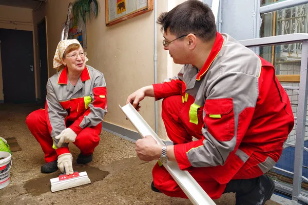 Moscú Rusia Febrero 2018 Los Trabajadores Producen Locales Públicos Reparación — Foto de Stock