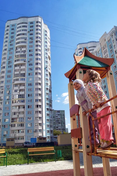 モスクワ ロシア連邦 2014 新しい遊び場で遊んでいる子供たち モスクワで市営住宅の内部の地域の改善 ストック画像