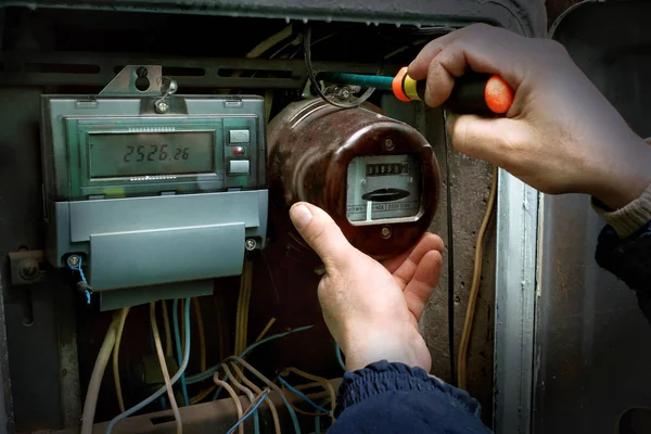 Eletricista Desmonta Velho Medidor Eletricidade Analógica Perto Balcão Digital Instalado — Fotografia de Stock